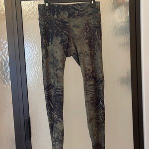 Savvi green patterned leggings size large